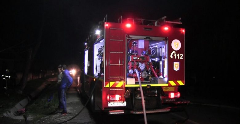 pompieri incendiu noapte isu foc stins flacari pompier (4)